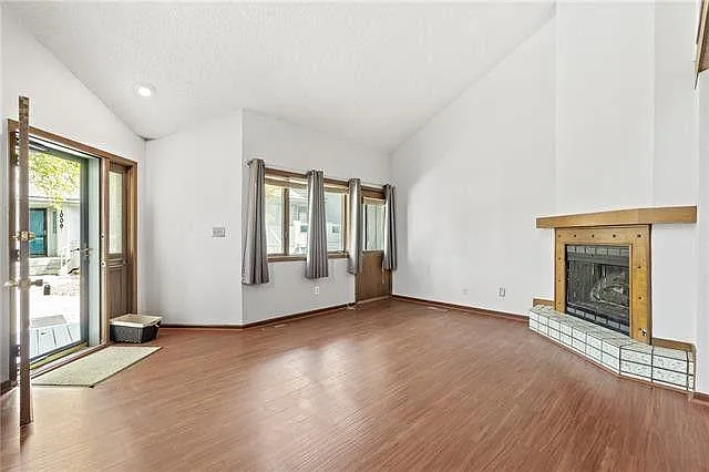 1015 W Maple Ave — Photo 2