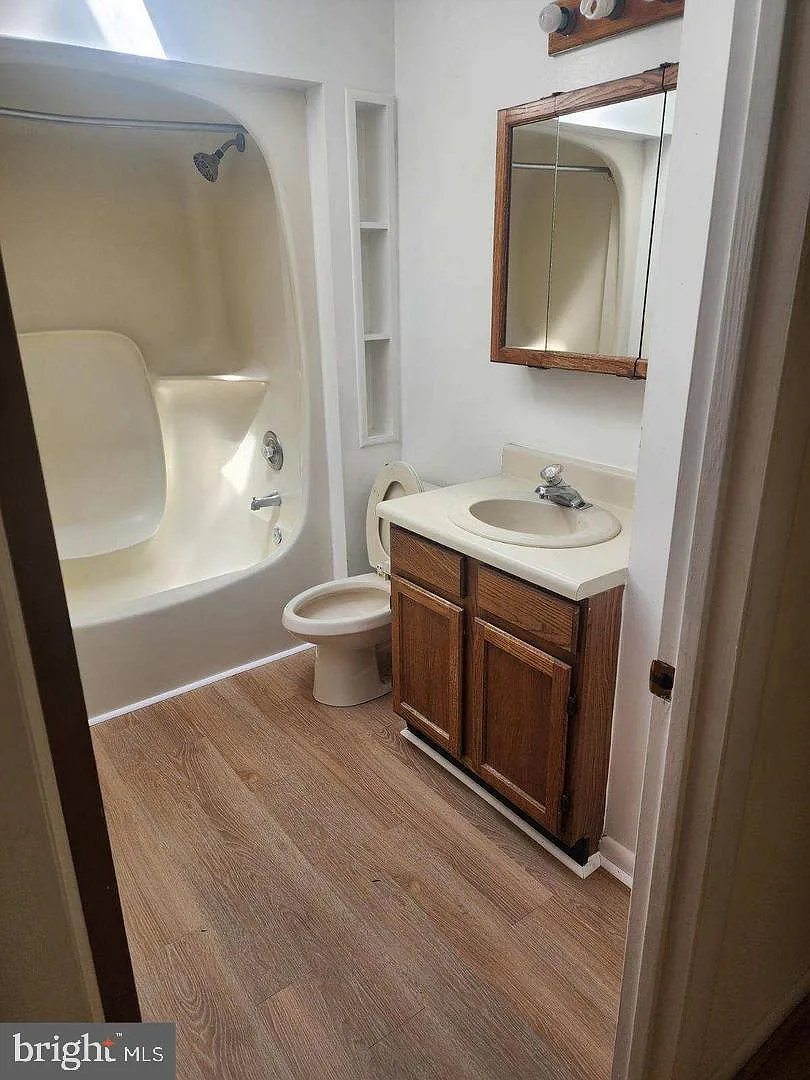 3 bed, 1.0 bath, 1920 sqft, $2,000 — Photo 3