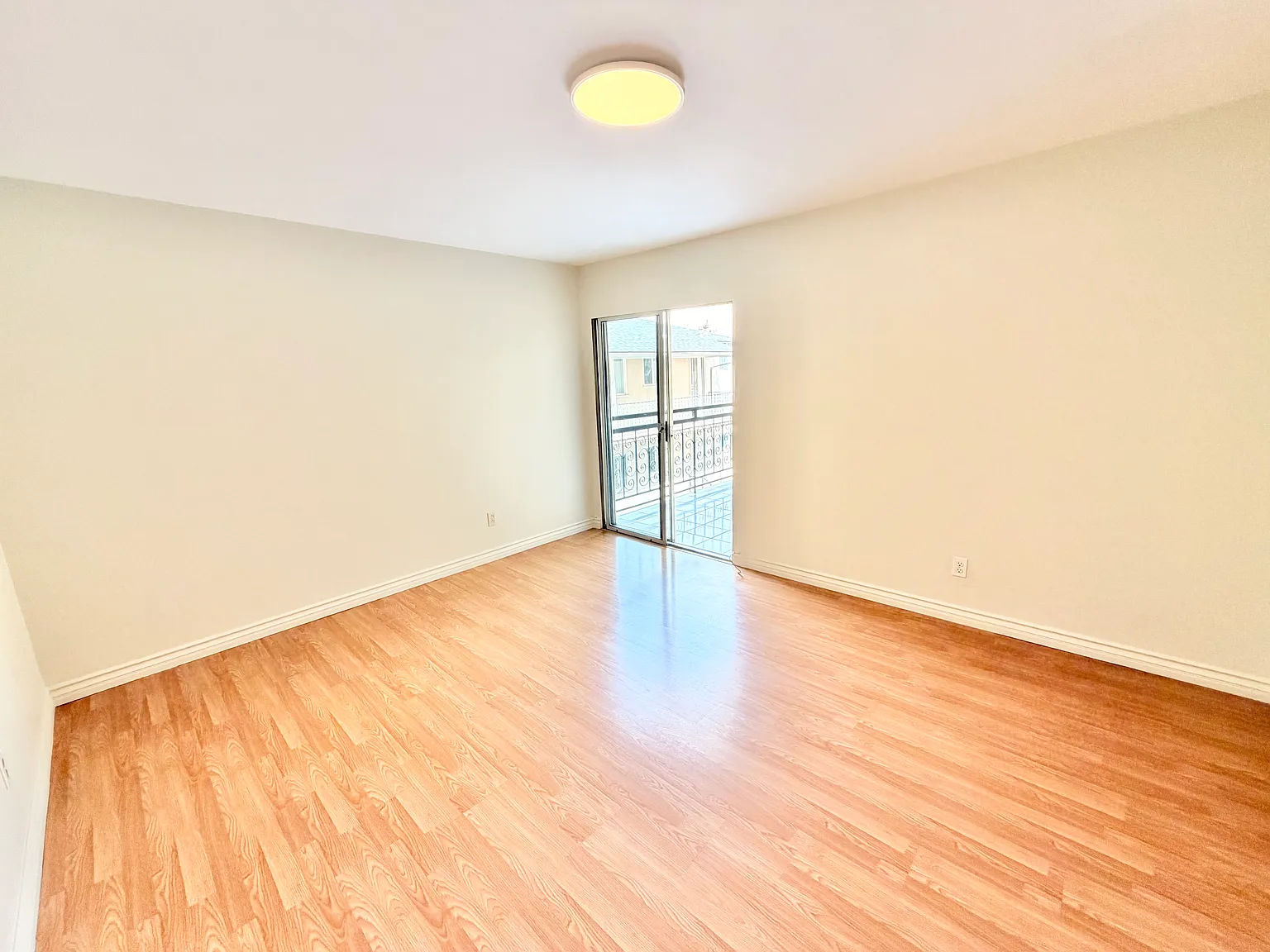 1236 N Columbus Ave — Photo 3