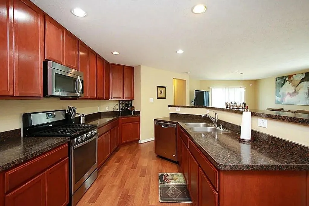 4 bed, 2.5 bath, 2194 sqft, $2,100 — Photo 4