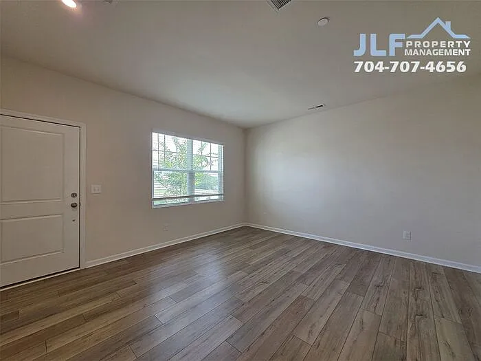 5 bed, 3.0 bath, 2706 sqft, $2,595 — Photo 2