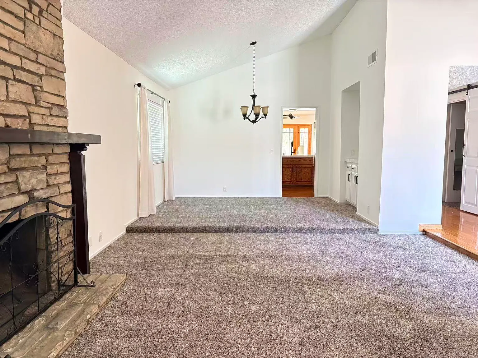 4 bed, 2241 sqft, $4,600 — Photo 4