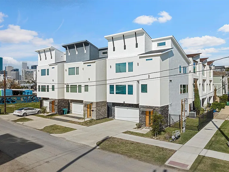 2413 Pease St — Photo 38