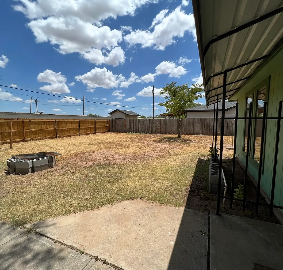 3 bed, 1.5 bath, 1292 sqft, $1,400 — Photo 2