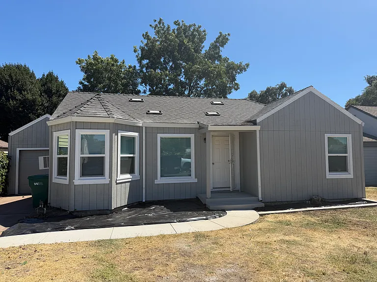 1450 Bristol Ave — Photo 1