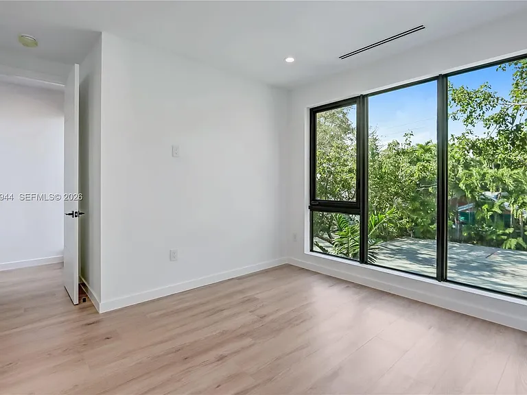 3086 Indiana St — Photo 23