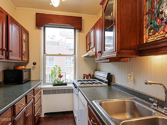 5th image of 120 Bennett Ave APT 6P