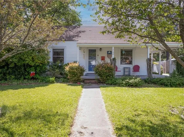 708 Sparrow Rd, Chesapeake, VA 23325
