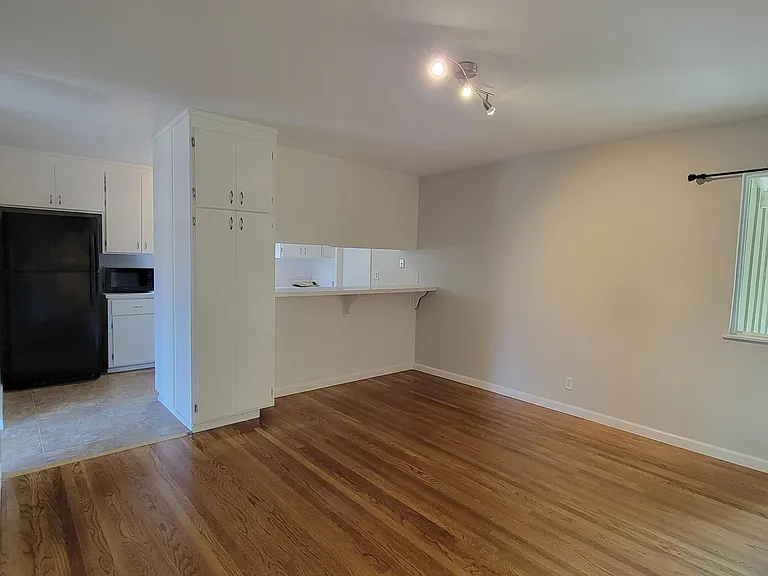 1013 Tulip Dr — Photo 6