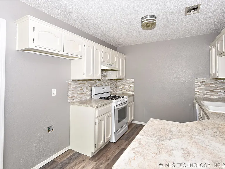 1339 E 138th Pl — Photo 9
