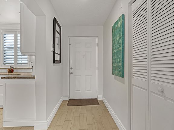 4th image of 945 Oak Harbour Drive #945