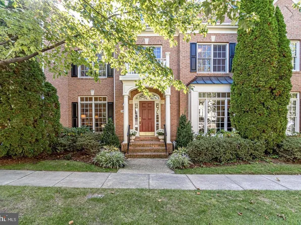 3838 Farrcroft Dr, Fairfax, VA 22030