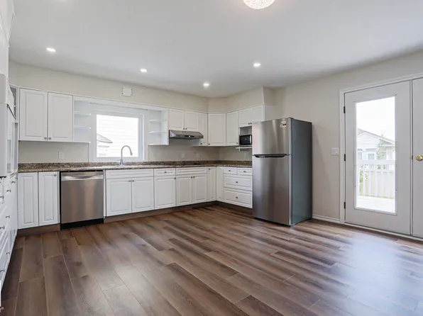1028 James Cres NW, Edmonton, AB T6L 6P6