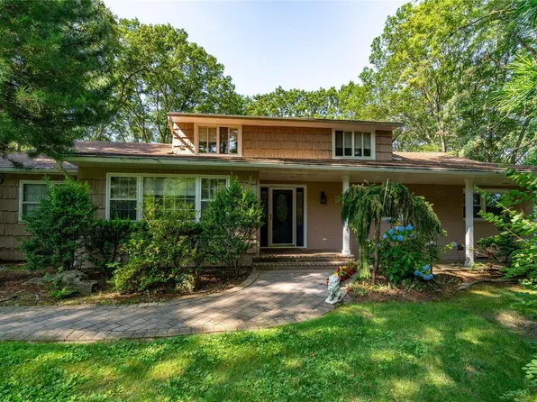 6 Penn Court, Dix Hills, NY 11746