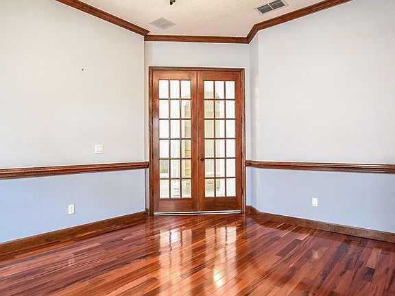 4th image of 1039 Westbury Way