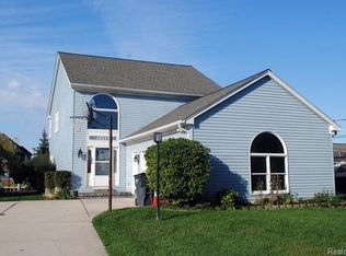 39533 Lakeshore Dr, Harrison Township, MI 48045