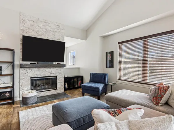 N16W26500 Meadowgrass CIRCLE #B, Pewaukee, WI 53072