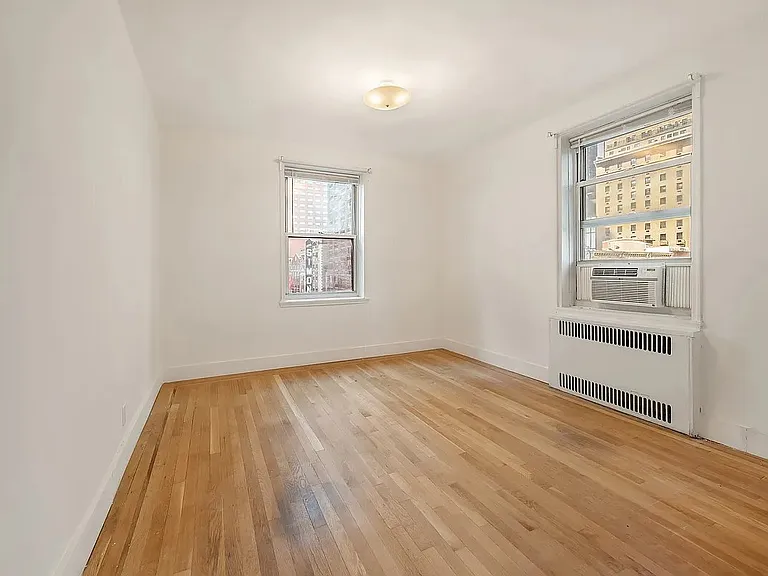 305 W 52nd St #5E — Photo 6