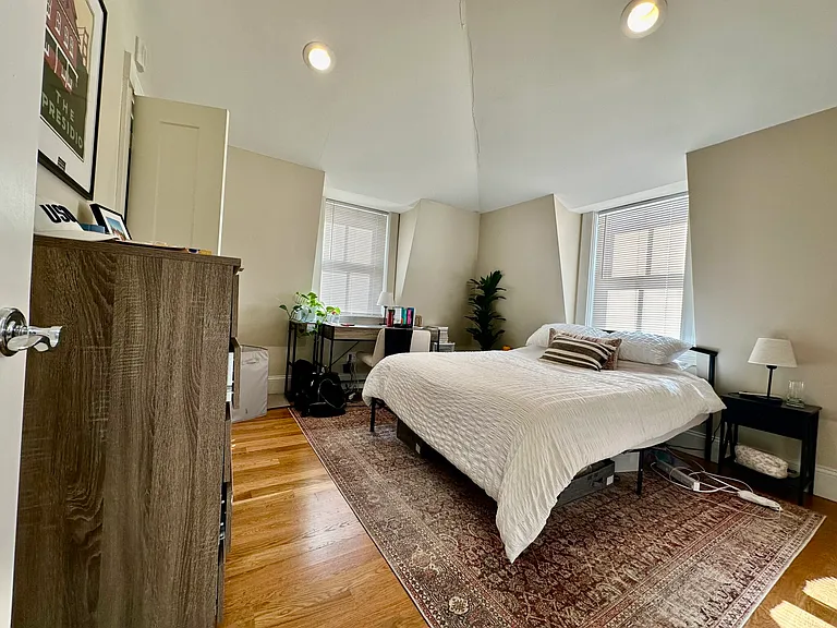 470 Green St #2 — Photo 8