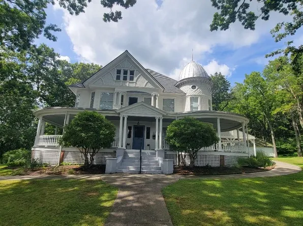 119 Journeys End Dr, Independence, VA 24348