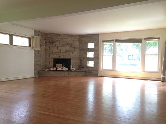 Spacious living room