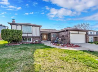 306 Antoinette Dr, Rochester Hills, MI 48309