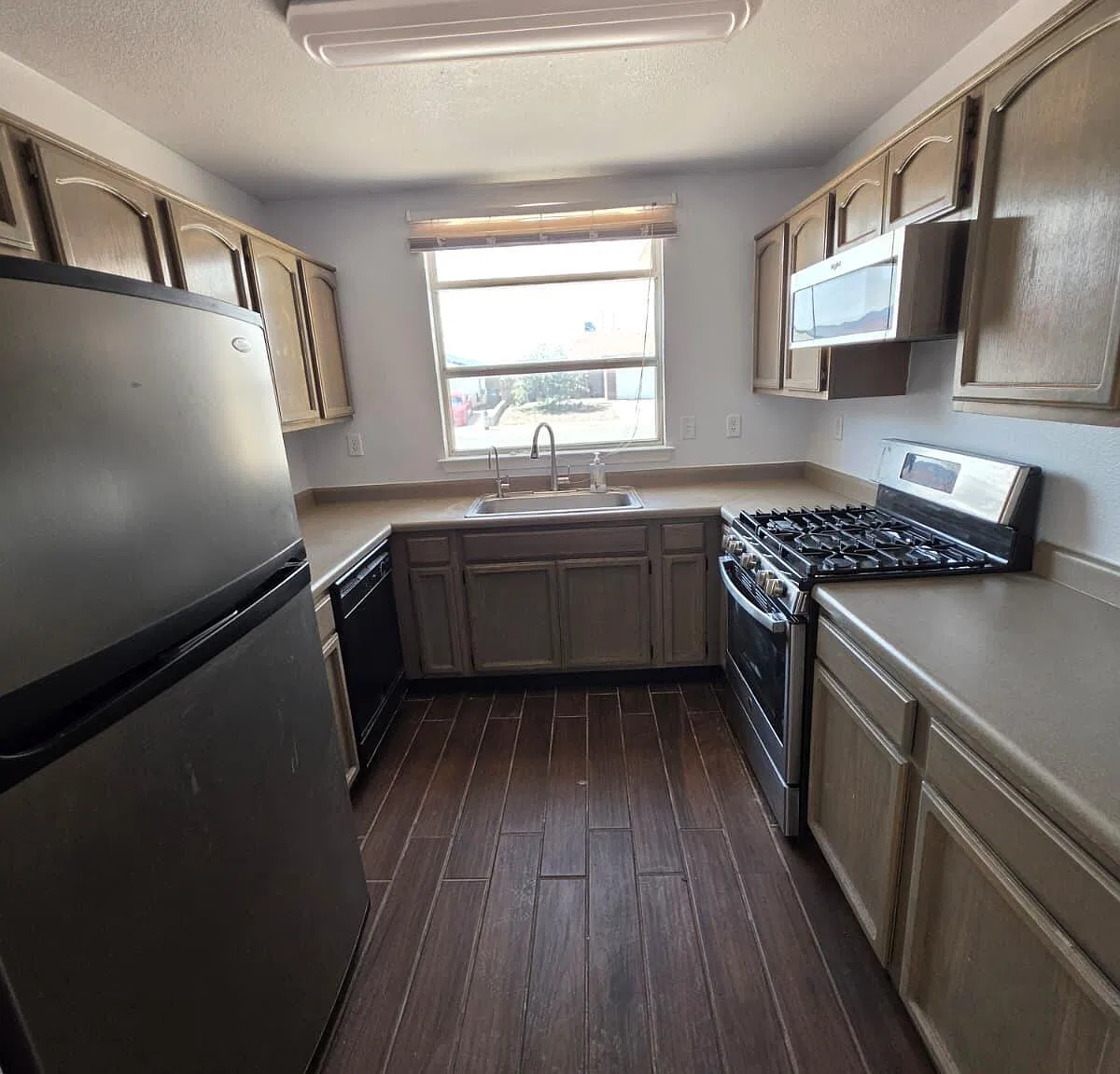 4 bed, 2.0 bath, 1400 sqft, $1,675 — Photo 4