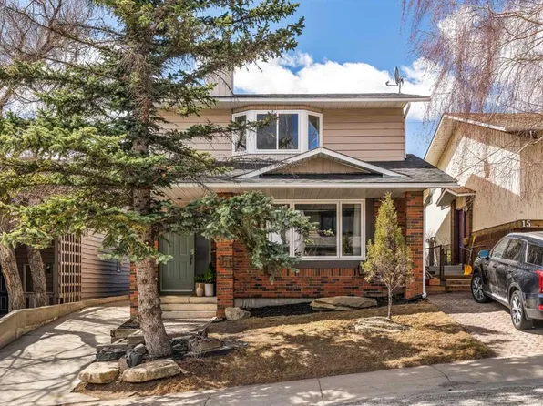 11 NE Coach Manor Rise SW, Calgary, AB T3H 1C5
