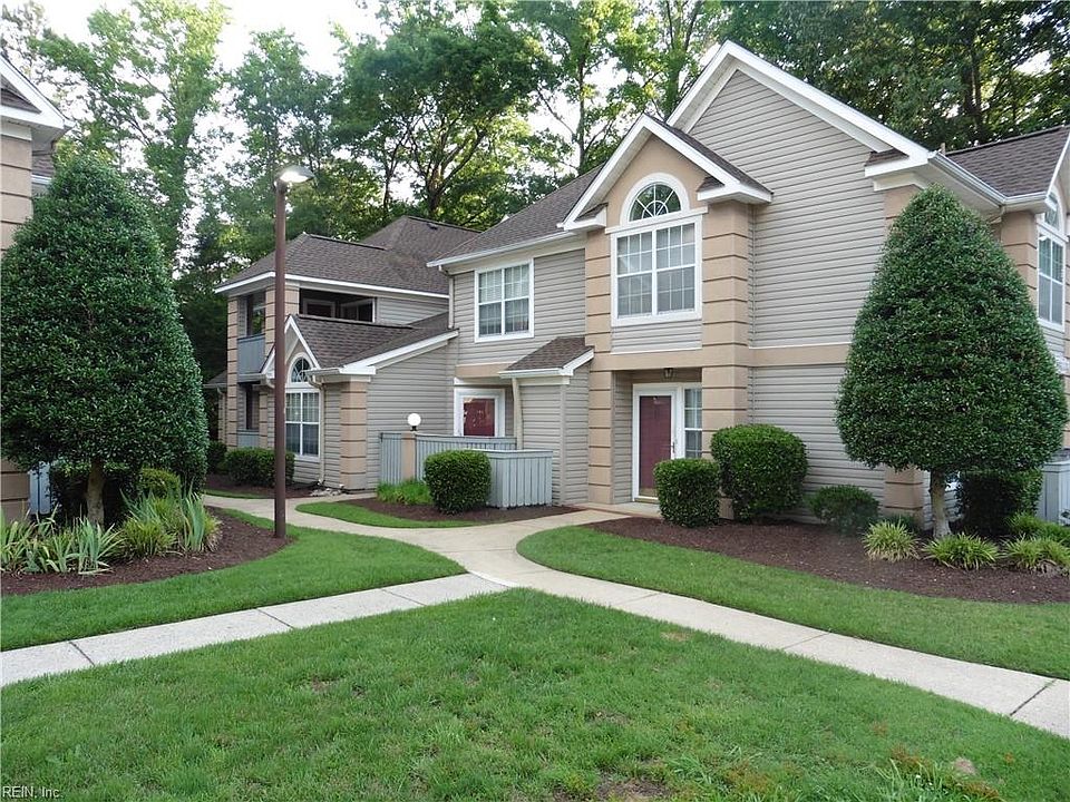 1st image of 304 Gainsborough Sq