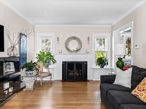4th image of 17 Woburn St