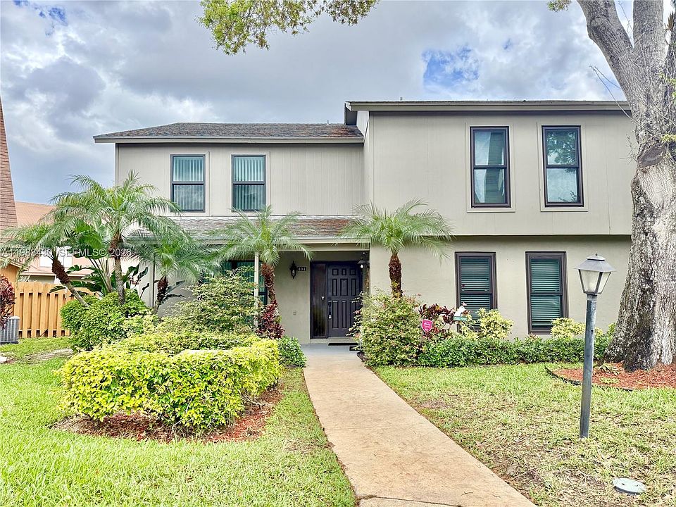 1st image of 404 Sandtree Dr