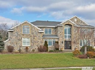 5 Caumsett Pl, Woodbury, NY 11797