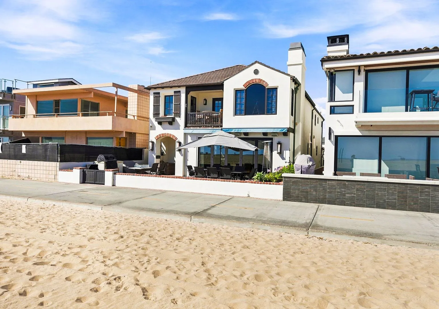 Gorgeous Furnished Home on Deep Oceanfront Lot, Parking for Five — Photo 2