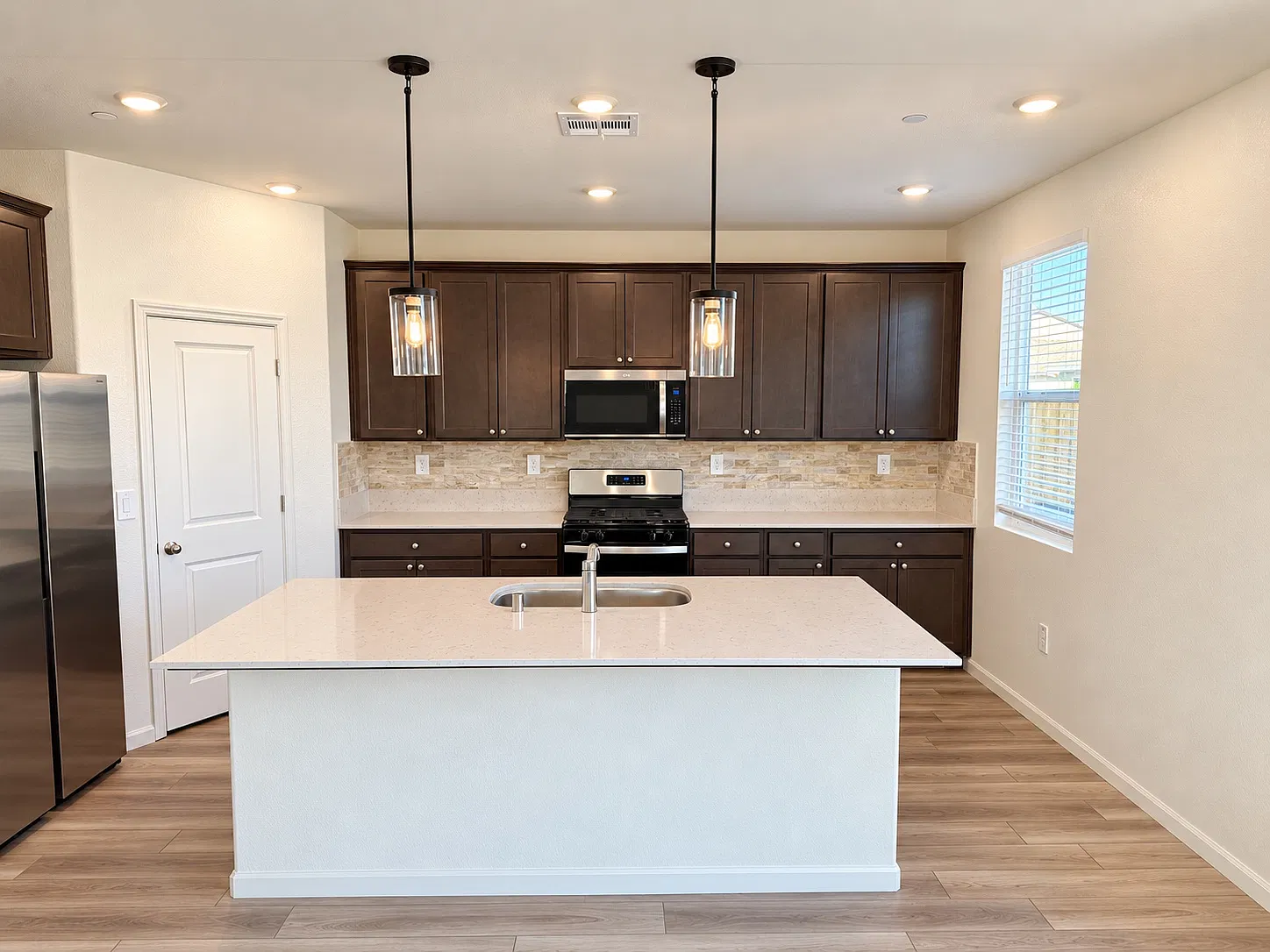 5 bed, 2.5 bath, 2650 sqft, $3,200 — Photo 3