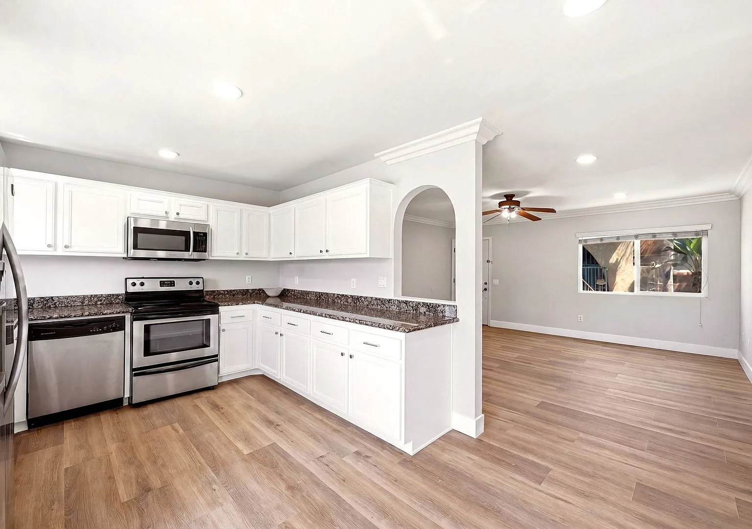 Completely Upgraded 3 Bedroom 2 Bath Condo W/ Laundry And Garage. Must See — Photo 4