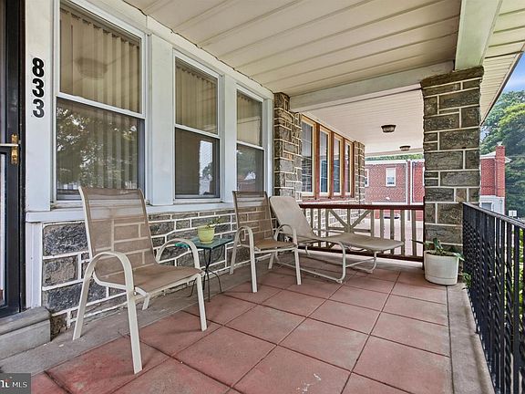 4th image of 833 Fern St