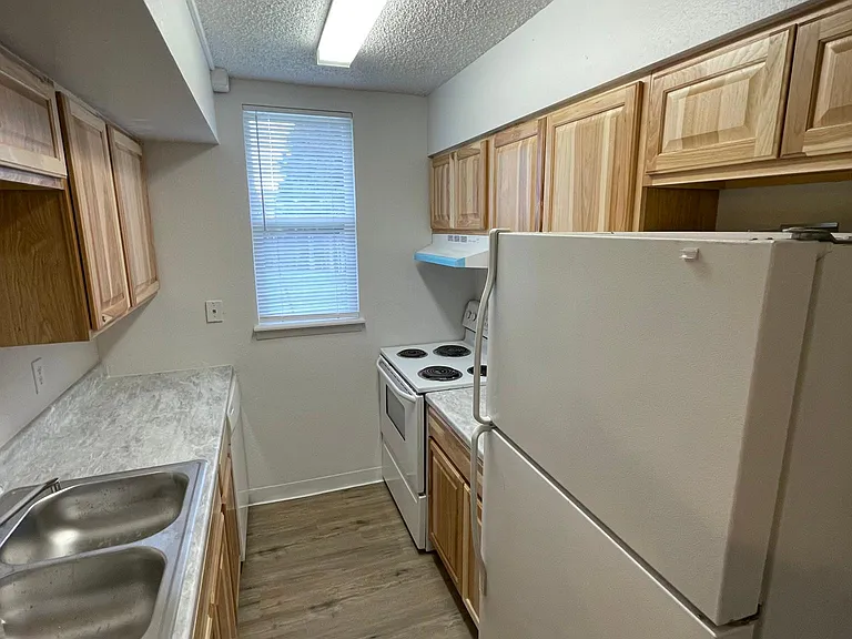 850 Sir Galahad Dr #B — Photo 9