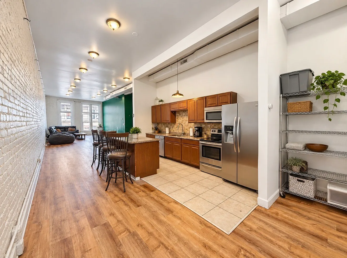 11 bed, 2.0 bath, 3200 sqft, $8,250 — Photo 2