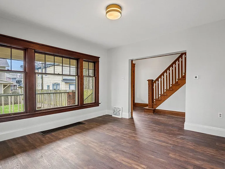 1213 W Jefferson Blvd — Photo 12