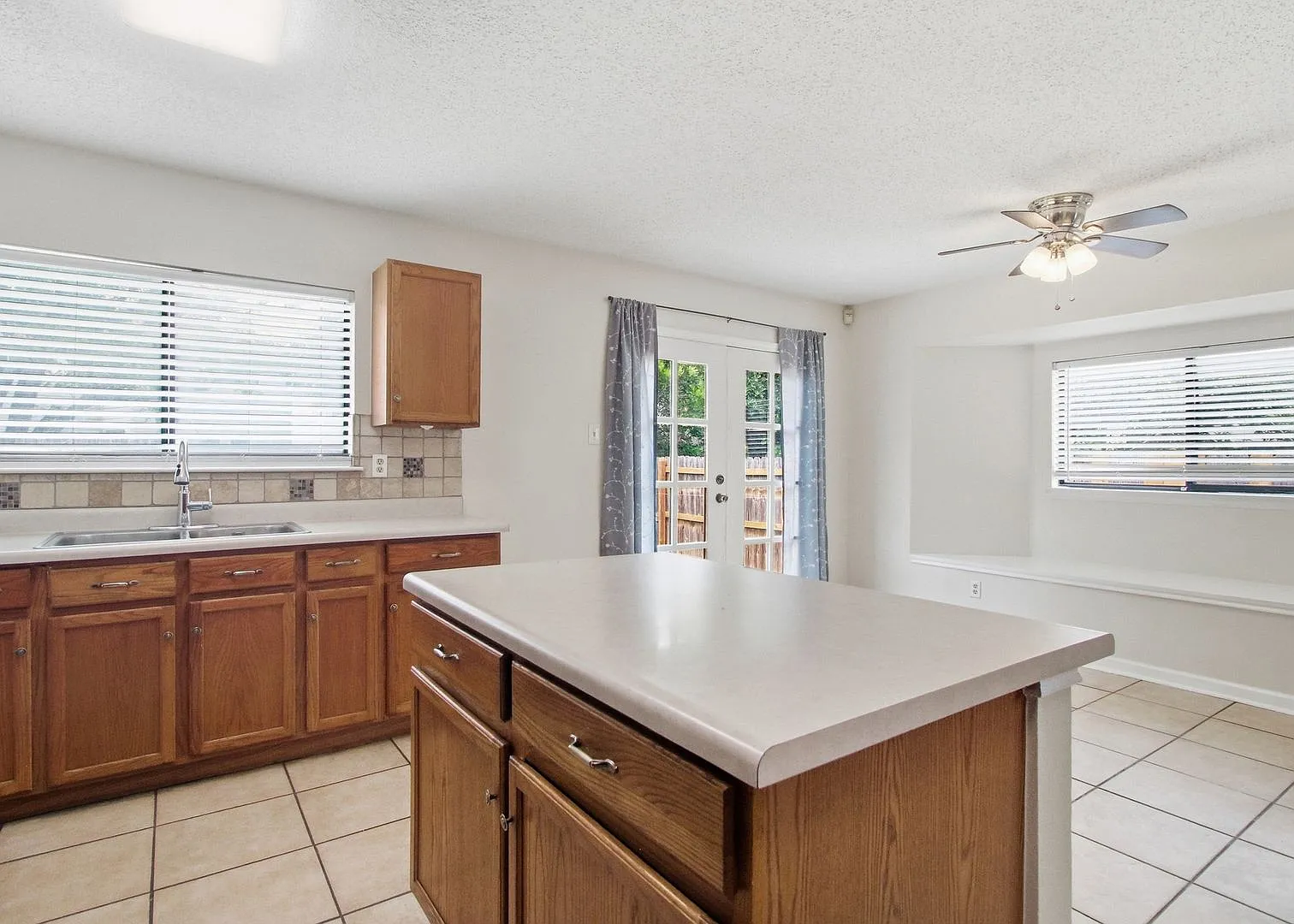 Adorable 1-Story — Photo 3