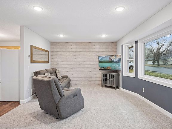 5th image of 608 Ridge Dr SE