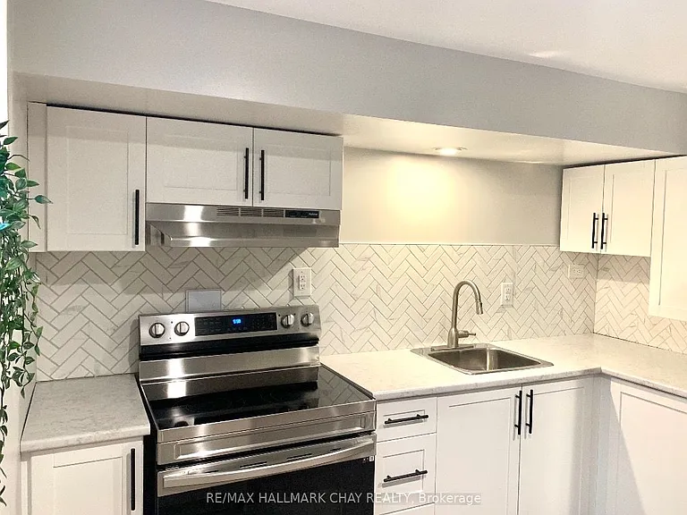 11 Daphne Cres #LOWER — Photo 3
