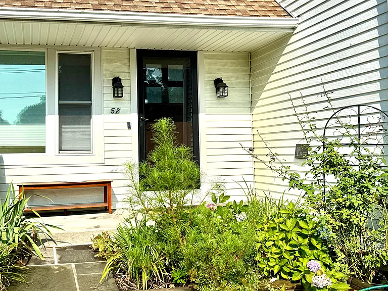 52 Oak Ridge St — Photo 2