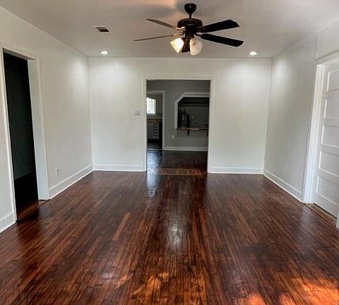 4th image of 906 Dennis Ave