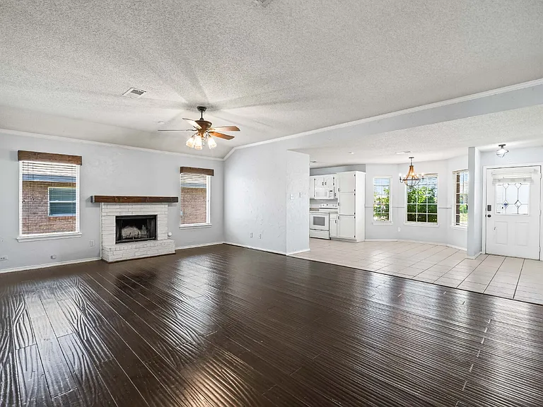 10702 Akron Ave — Photo 3