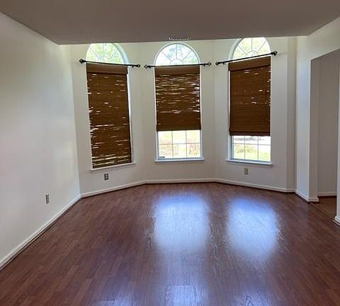 3rd image of 238 Sherbrooke Dr