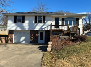305 N 4th St, Gower, MO 64454