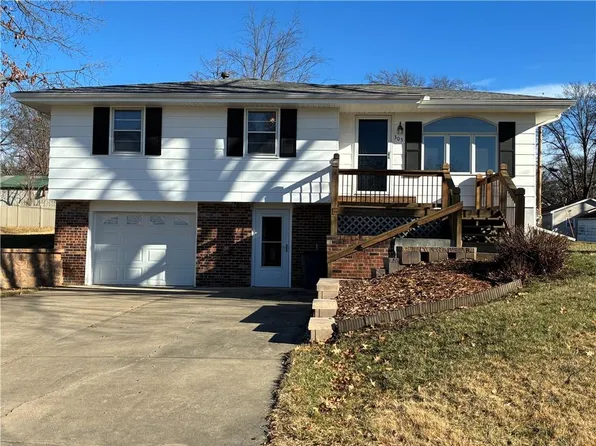 305 N 4th St, Gower, MO 64454