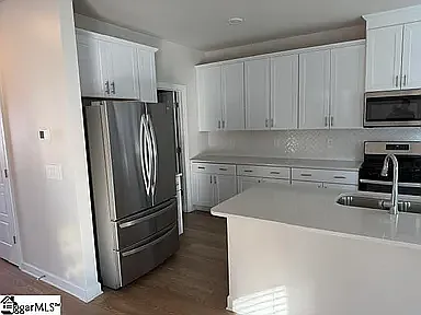 4 bed, 2479 sqft, $2,498 — Photo 3
