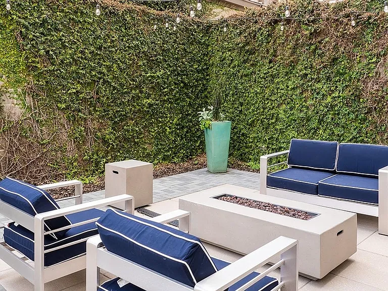 Outdoor fire pit lounge